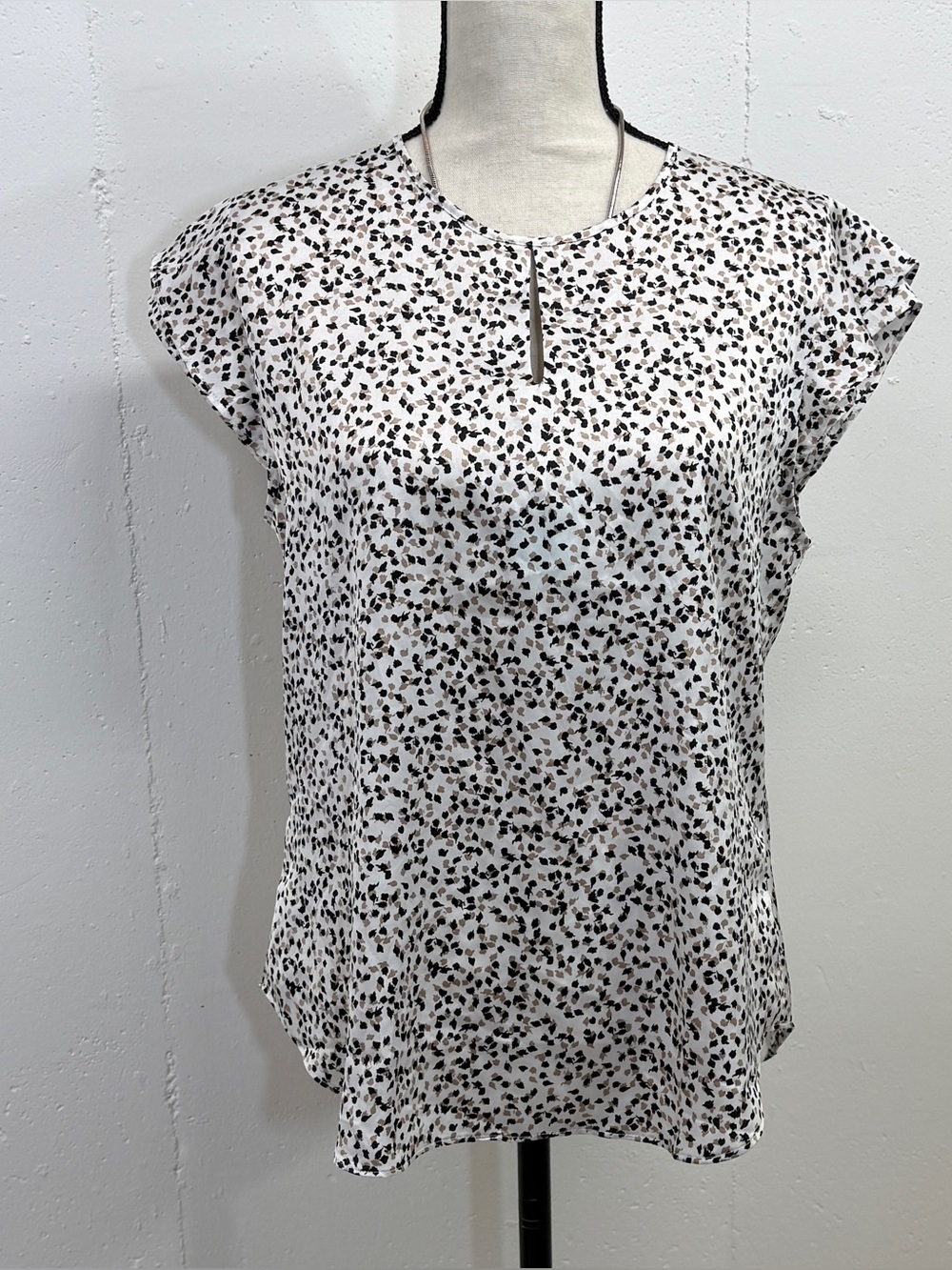 Women's Cream Printed Keyhole Cap-Sleeve Top